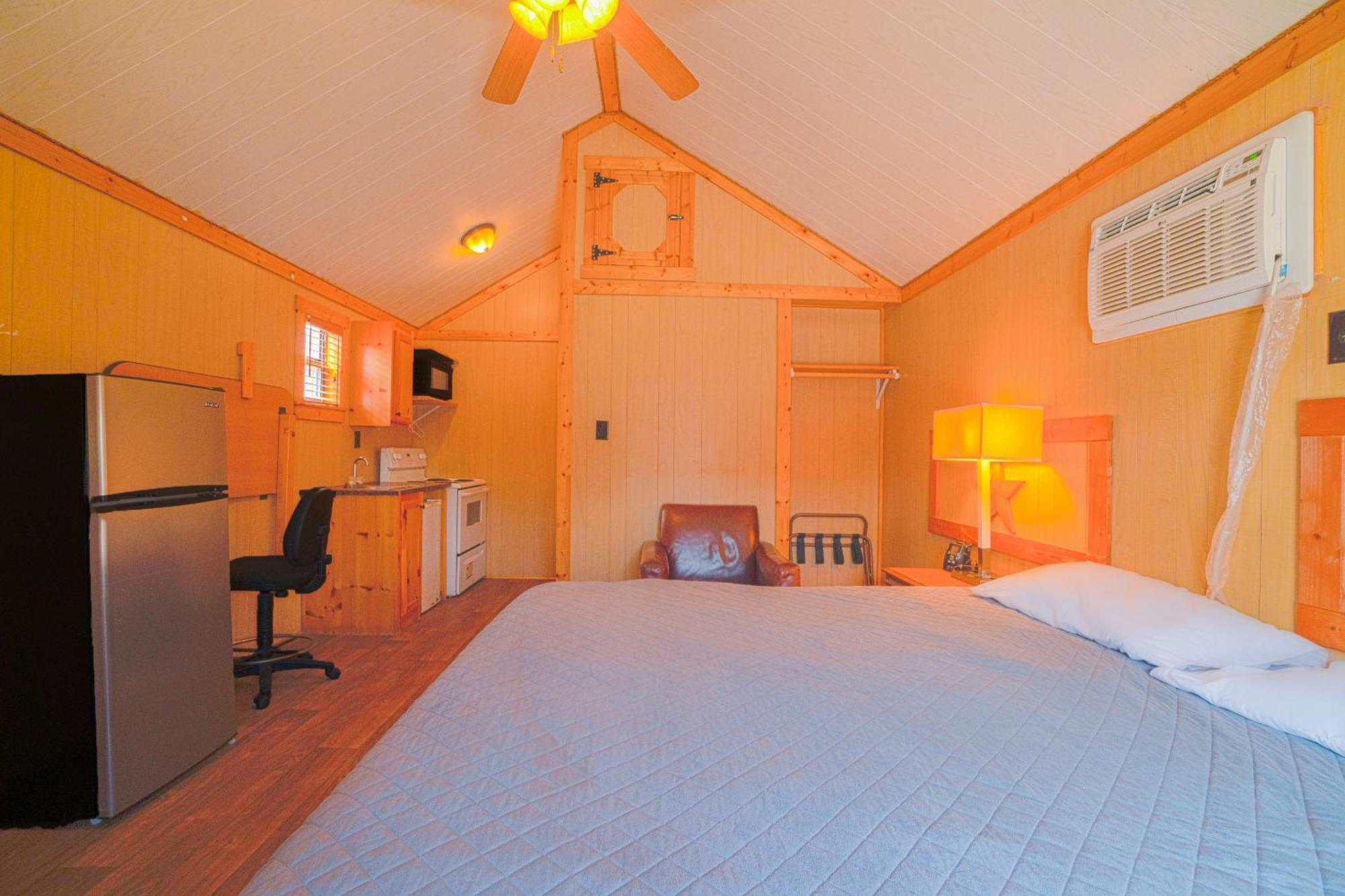 Grand Eagle Ford Lodge & Rv Park Tilden Eksteriør bilde