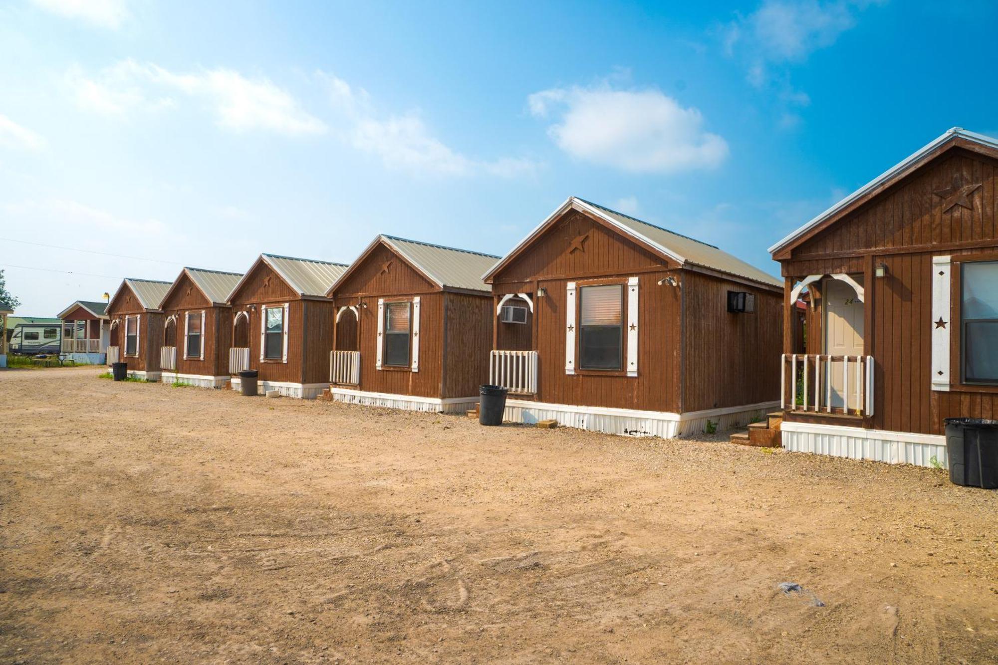 Grand Eagle Ford Lodge & Rv Park Tilden Eksteriør bilde